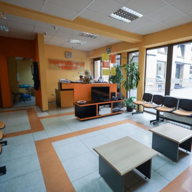 O nama - čekaonica sa stolicama i stolovima