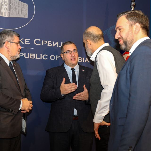 Pogodnosti za borce - muškarci razgovaraju