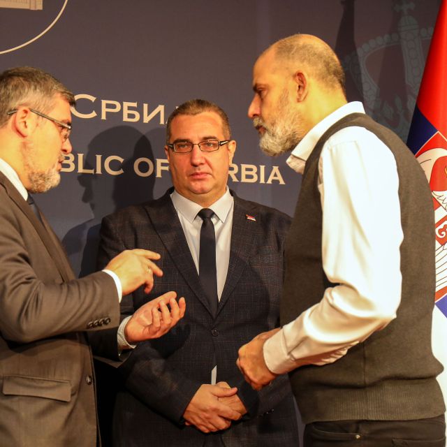 Pogodnosti za borce - muškarci razgovaraju