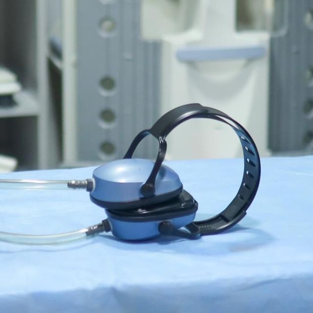 O nama - medicinski uređaj na stolu