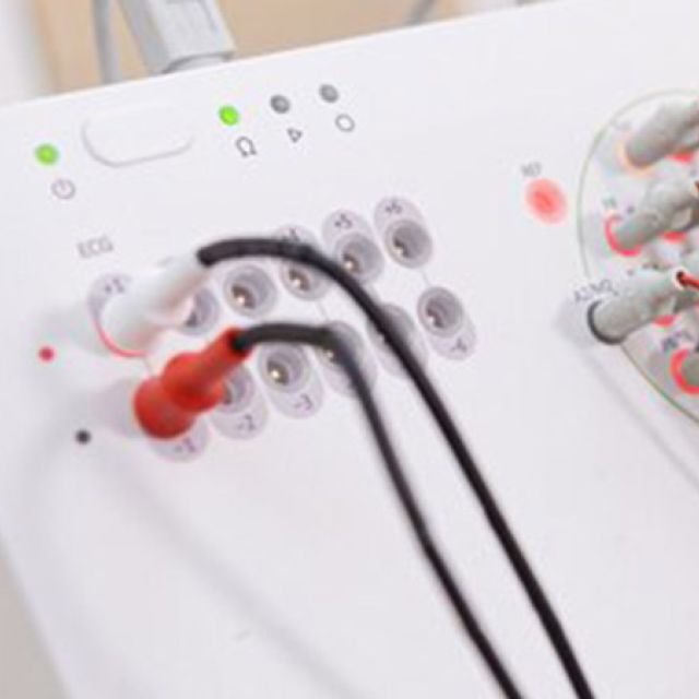 Elektroencefalografija - EEG uređaj sa kablovima