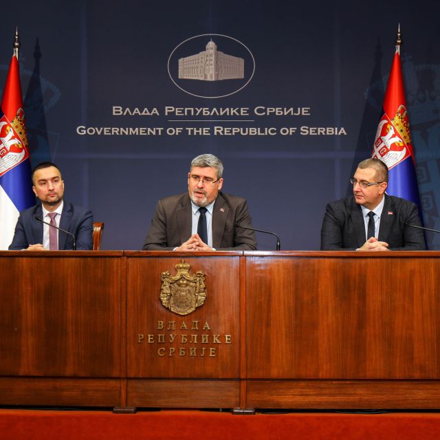 Pogodnosti za borce - trojica muškaraca za stolom