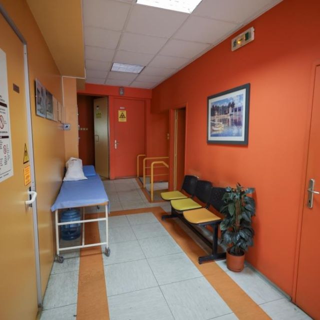 Medicinski centar - hodnik sa stolicama