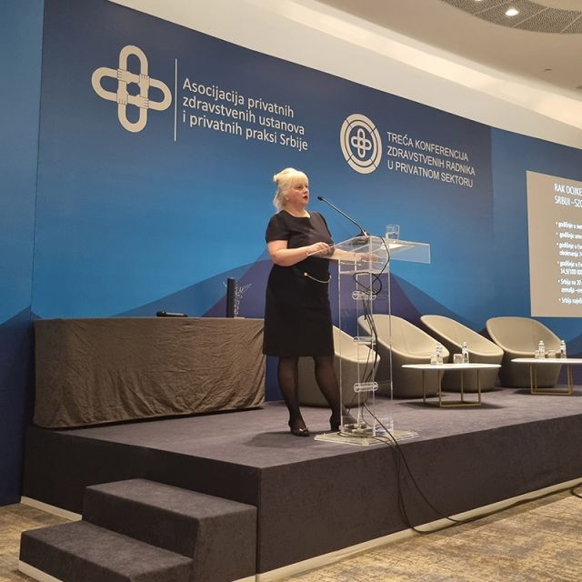 Konferencija zdravstvenih radnika - žena govori