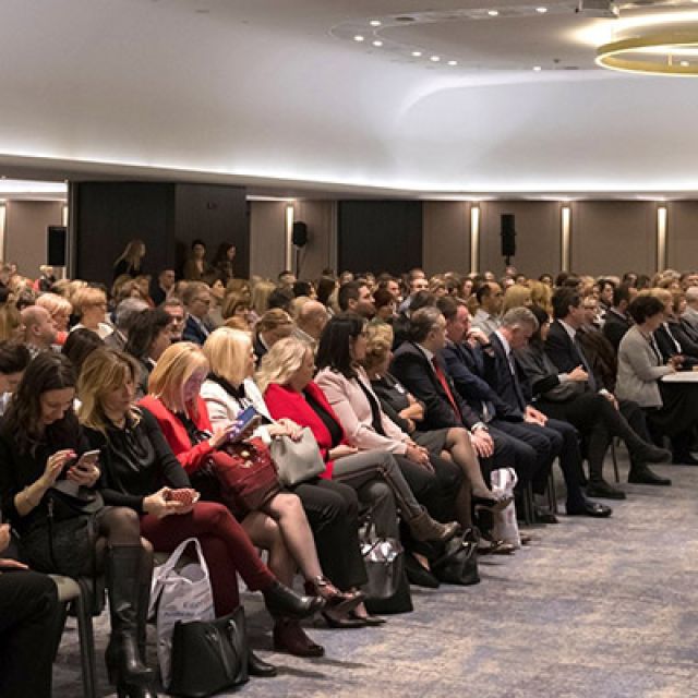 Konferencija zdravstvenih radnika - publika sluša predavanje